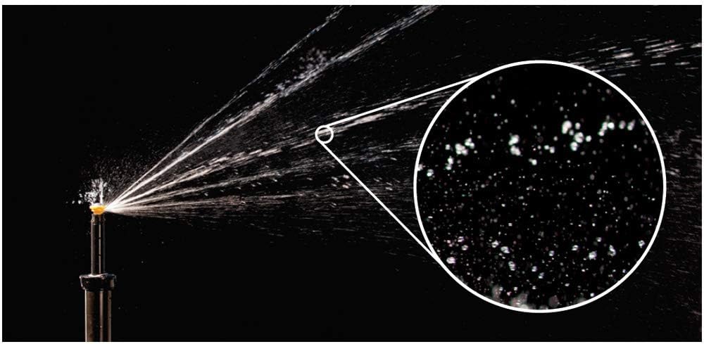 Veľké kvapky vody Rain Bird R-VAN pri polievaní